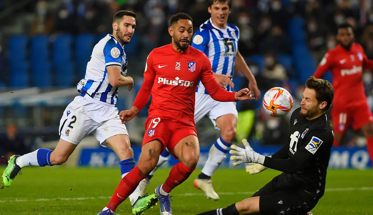 Alex Remiro. Kiper asal Spanyol berusia 26 tahun yang kini memasuki musim ke-3 bersama Real Sociedad ini sementara menjadi kiper dengan torehan clean sheet terbanyak di Liga Spanyol musim 2021/2022. Ia telah mencetak 12 kali clean sheet musim ini dari total 21 laga. (AFP/Ander Gillenea)