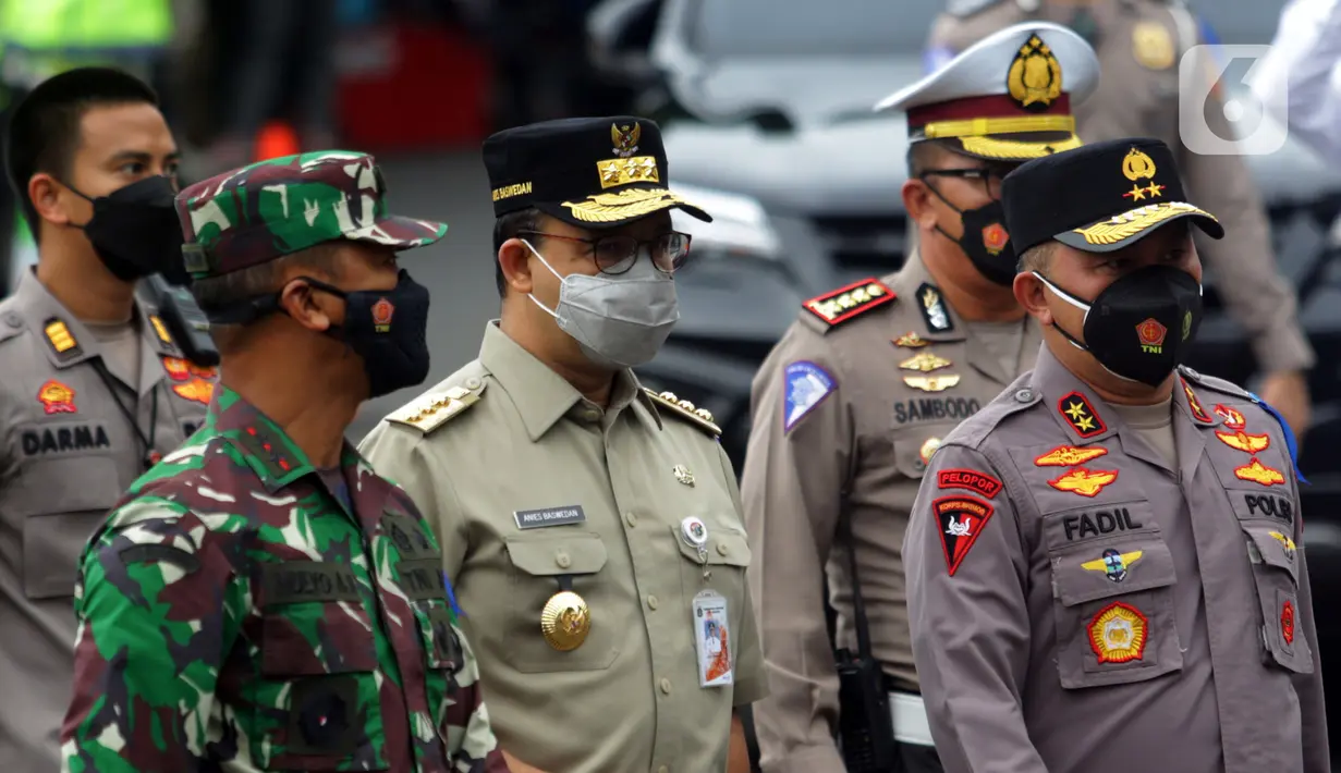 Gubernur DKI Jakarta Anies Baswedan (tengah) bersama Kapolda Metro Jaya Irjen Pol Fadil Imran (kanan) dan Pangdam Jaya Mayjen TNI Mulyo Aji (kiri) saat menghadiri Apel Gelar Pasukan Operasi Zebra Jaya 2021 di Polda Metro Jaya, Jakarta, Senin (15/11/2021). (Liputan6.com/Herman Zakharia)