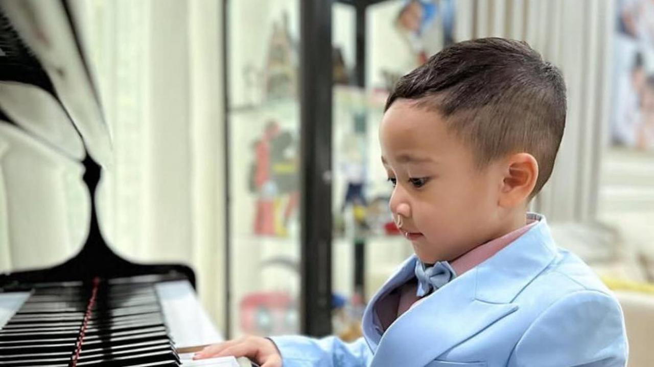 Dulu Mulai Belajar Saat Masih Pakai Popok, Intip Transformasi Rayyanza Kini Tampil Elegan dengan Jas Mainkan Piano
