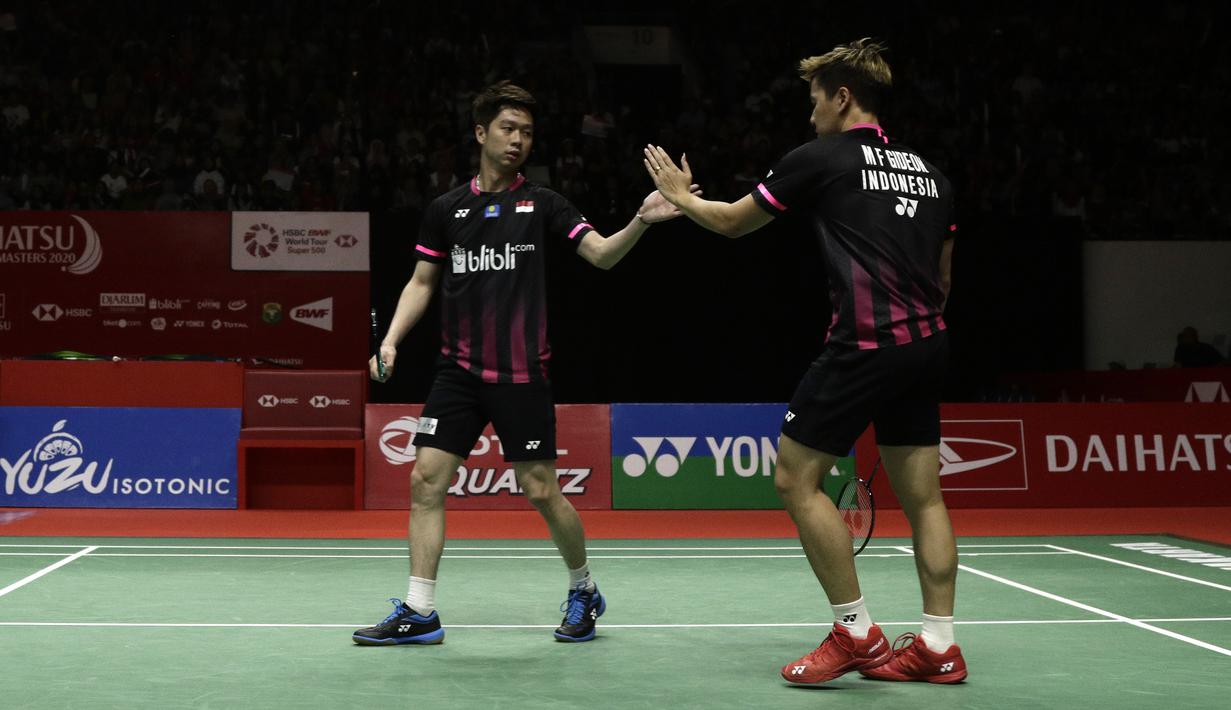 Ganda putra Indonesia, Kevin Sanjaya Sukamuljo/Marcus Fernaldi Gideon, saat menghadapi ganda Malaysia, Aaron Chia/Soh Wooi Yik, pada laga Indonesia Masters 2020 di Istora Senayan, Jakarta, Sabtu (18/1). Kevin/Marcus menang dua gim dengan skor 21-19 dan 21-19. (Bola.com/Yoppy Renato)