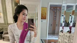 Kali ini, Dian Sastrowardoyo kembali mengenakan kebaya. Seperti biasa, ibu dua anak itu pun terlihat sangat cantik. (FOTO: instagram.com/therealdisastr/)