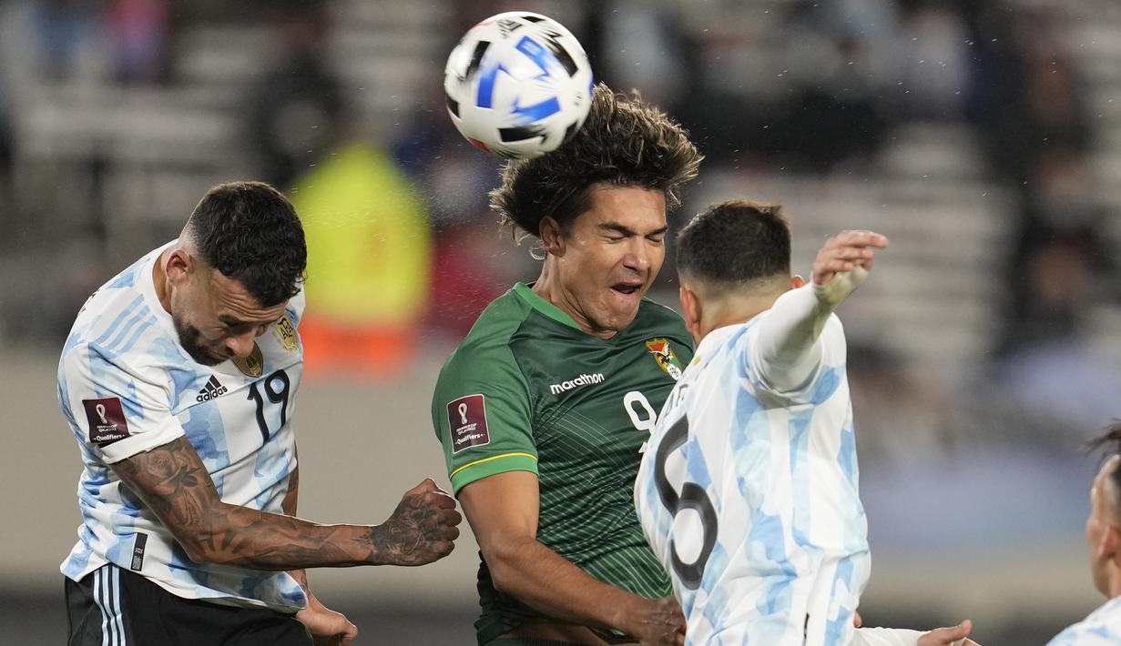Penyerang Bolivia, Marcelo Martins dan pemain Argentina, Nahuel Lucero serta Nicolas Otamendi melakukan sundulan pada Kualifikasi Piala Dunia 2022 zona Amerika Selatan, di Stadion El Monumentttal, Jumat (10/9/2021). Hat-trick Lionel Messi membuat Argentina menang 3-0. (AP/Natacha Pisarenko, Pool)