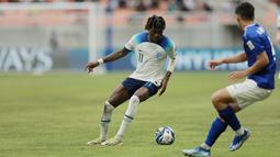 Pemain Timnas Inggris U-17, Joel Ndala, berusaha melewati pemain Uzbekistan U-17 pada babak 16 besar Piala Dunia U-17 2023 di Jakarta International Stadium (JIS), Rabu (22/11/2023). Tapi sayang pasukan The Three Lions muda kalah 1-2 dari Uzbekistan. (Bola.com/M Iqbal Ichsan)