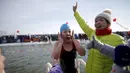 Reaksi salah satu peserta seusai menyelesaikan Kompetisi Renang Es Harbin di Sungai Songhua yang membeku di Provinsi Heilongjiang, Senin (5/1/2016). (REUTERS/Aly Song)
