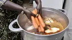 Koki Senegal Thiane Ngom menyiapkan "thiebou dieune" tradisional di rumahnya di Dakar pada 15 Desember 2021. Badan kebudayaan PBB (UNESCO) menambahkan hidangan nasional Senegal, sepiring nasi dengan ikan yang disebut 'thiebou dieune', ke dalam daftar warisan budayanya. (SEYLLOU/AFP)