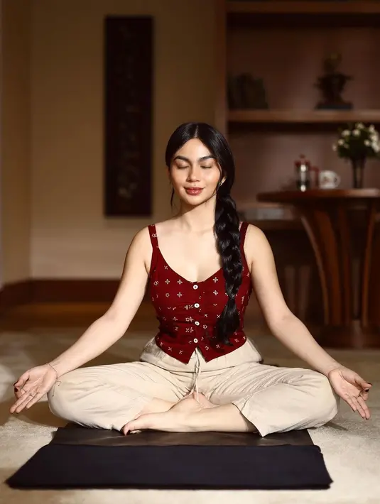 Bahkan Ariel Tatum berpenampilan kasual yang dipulas lipstik merah juga bisa jadi inspirasi tampil bold yang tak berlebihan. [Foto: Instagram/arieltatum]