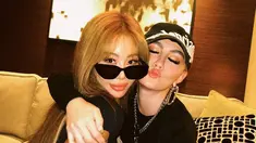 Penyanyi Agnez Mo mengunggah fotonya bersama penyanyi Korea Selatan, Jessi, pada 29 Agustus 2022. (Instagram/agnezmo)
