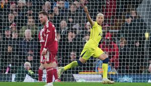 Pemain Tottenham Hotspur, Richarlison, melakukan selebrasi setelah mencetak gol ke gawang Liverpool pada laga pekan ke-30 Premier League di Stadion Anfield, Minggu (15/03/2026). (Peter Byrne/PA via AP)