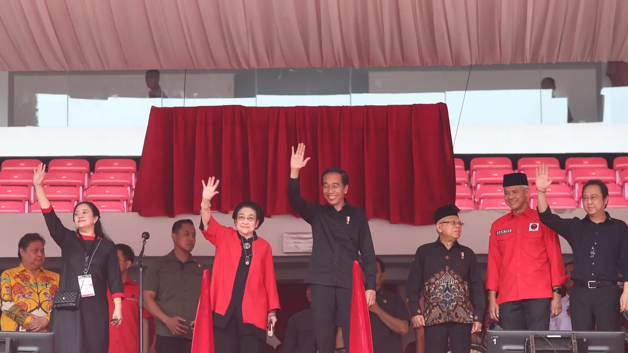 Ketua Umum PDIP Megawati Soekarnoputri bersama Presiden Jokowi saat menghadiri Puncak Bulan Bung Karno di Stadion Utama Gelora Bung Karno.
