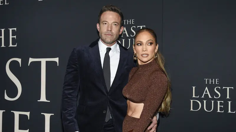 Ben Affleck dan Jennifer Lopez pada 9 Oktober 2023. (Evan Agostini/Invision/AP, File)