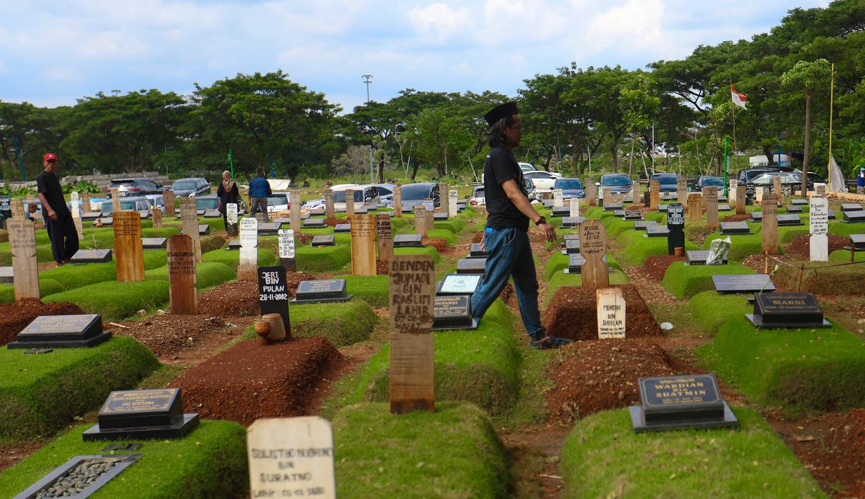 Suasana salah satu Tempat Pemakaman Umum (TPU) yang ada di Jakarta pada Rabu (5/11/2025). Pemerintah Provinsi DKI Jakarta berpacu dengan waktu mencari solusi agar warga masih bisa dimakamkan di tanah kelahirannya. (Kapanlagi.com/Budy Santoso)