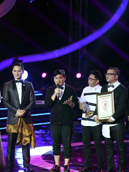 Penghargaan musik diraih oleh grup musik Kahitna yang telah 30 tahun mewarnai musik industri musik Indonesia dengan penggemar lintas generasi. (Nurwahyunan/Bintang.com)