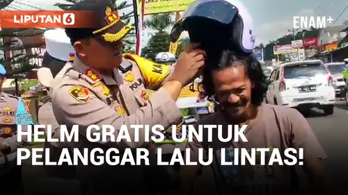 VIDEO: Polisi Bagi-bagi Helm Gratis Untuk Pelanggar Lalu Lintas