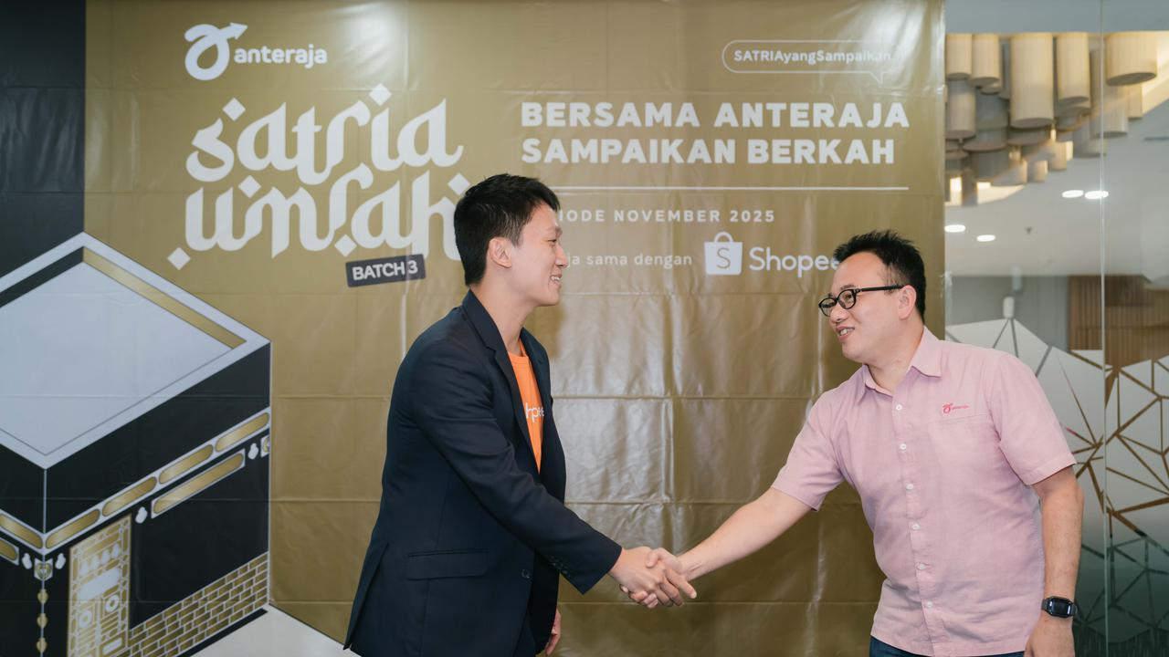 Director of Business Partnership Shopee Indonesia Daniel Minardi dan CEO Anteraja, Handy Widiya di acara peluncuran kerja sama Anteraja dan Shopee untuk program SATRIA Umrah 2025 (Istimewa)