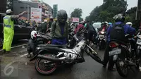 Sejumlah pengendara motor mengecek kendaraan mereka setelah menerobos banjir di Jalan Raya Kalimalang, Caman, Bekasi, Senin (20/2). Banyak kendaraan yang mogok karena nekat menorobos banjir dengan ketinggian sekitar 80 cm. (Liputan6.com/Gempur M Surya)
