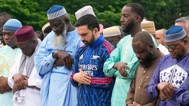 Foto: Kenakan Gamis Arsenal, Gaya Wali Kota New York Zohran Mamdani saat Salat Idul Adha