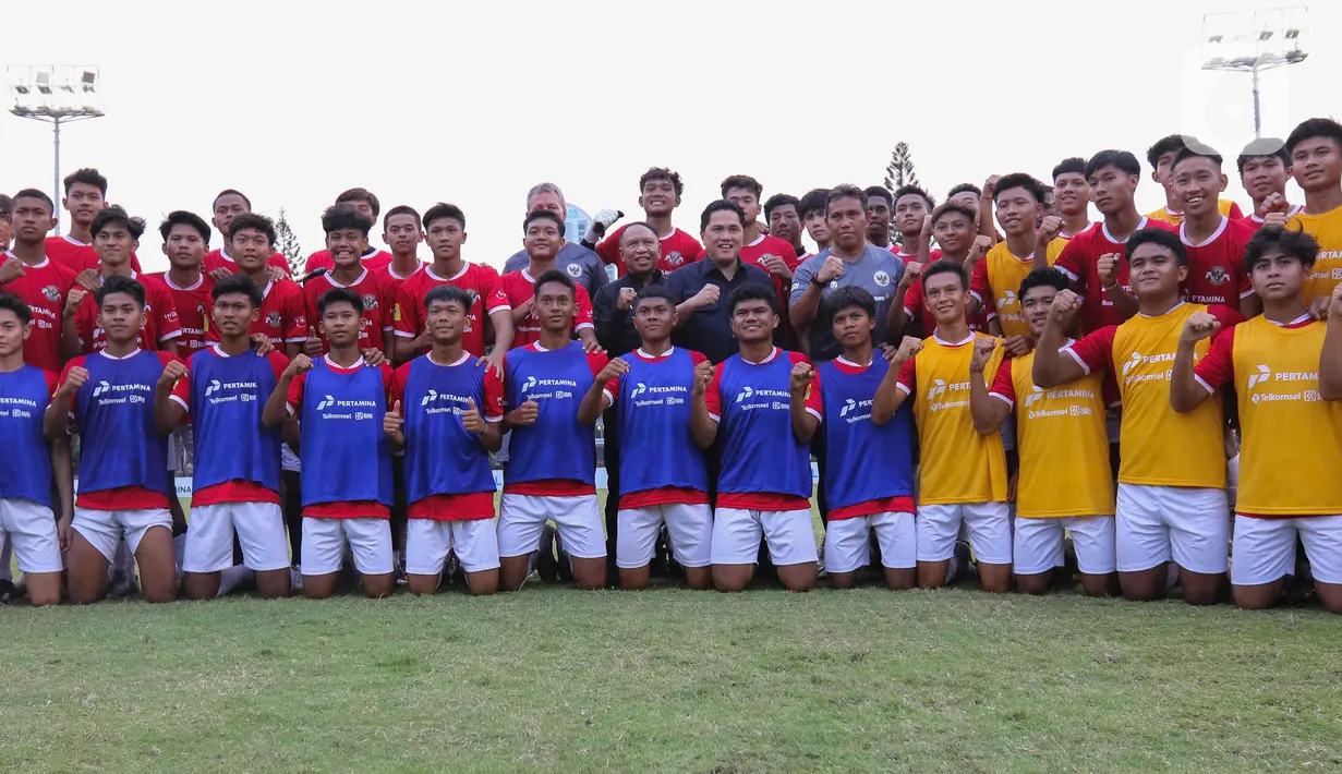 Ketua Umum PSSI Erick Thohir foto bersama dengan peserta seleksi pemain Timnas Indonesia U-17 di Lapangan A, Gelora Bung Karno (GBK), Senayan, Jakarta, Rabu (16/8/2023). (Liputan6.com/Herman Zakharia)
