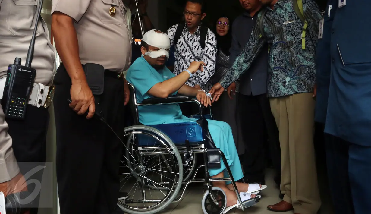 Penyidik KPK, Novel Baswedan saat akan dipindahkan dari Rumah Sakit Mitra Keluarga Kelapa Gading, Jakarta, Selasa (11/4). Novel Baswedan akan menjalani perawatan intensif di Rumah Sakit Mata Jakarta Eye Center(JEC), Menteng. (Liputan6.com/Johan Tallo)