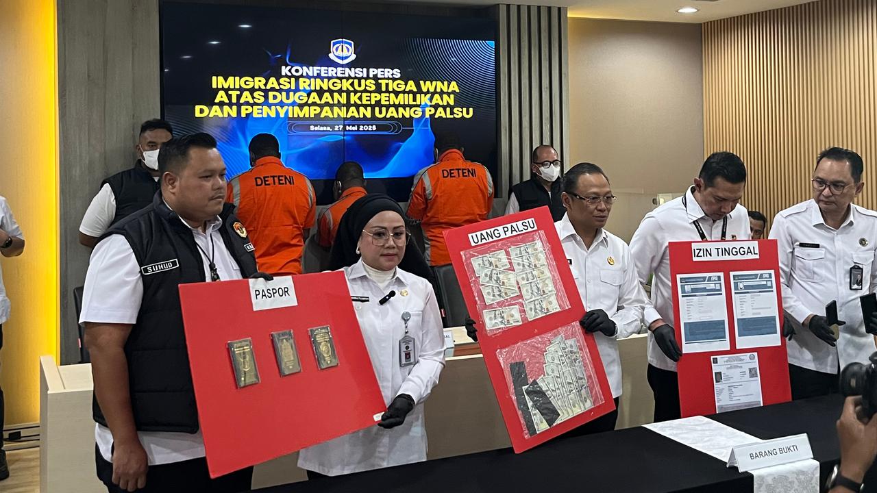 Warga Kanada dan Kamerun Kedapatan Timbun Dolar Palsu Amerika di Apartemen Jakbar, Nilainya Rp40,7 Juta
