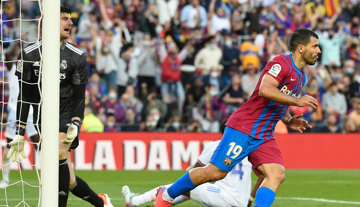 Sergio Aguero. Barcelona mendapatkan striker Argentina berusia 34 tahun ini secara gratis pada awal musim 2021/2022 dari Manchester City yang telah dibelanya sejak awal musim 2011/2012. Padahal nilai pasarnya saat itu masih senilai 18 juta euro atau kini setara Rp273 miliar, meski memang telah menurun jauh dari nilai pasar tertingginya yang mencapai 80 juta euro. Pada Desember 2021 ia memutuskan pensiun dini akibat menderita aritmia jantung yang baru diketahuinya saat hijrah ke Barcelona. (AFP/Josep Lago)