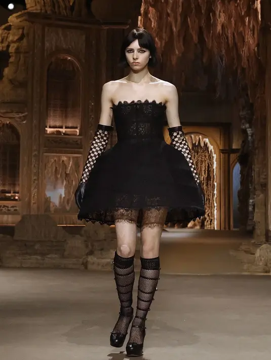 Koleksi busana ini juga tidak meninggalkan ciri khas rumah mode Prancis yang feminine dan sophisticated, dengan ciri khas rok bervolume dengan bagian pinggang yang ketat. (Dok/DIOR).