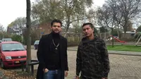 Pemain Pusamania Borneo FC, Jajang Mulyana dan Diego Michiels saat berlibur di Paris, Perancis. Keduanya kini sudah ikut berlatih dengan tim Pesut Etam. (Instagram)