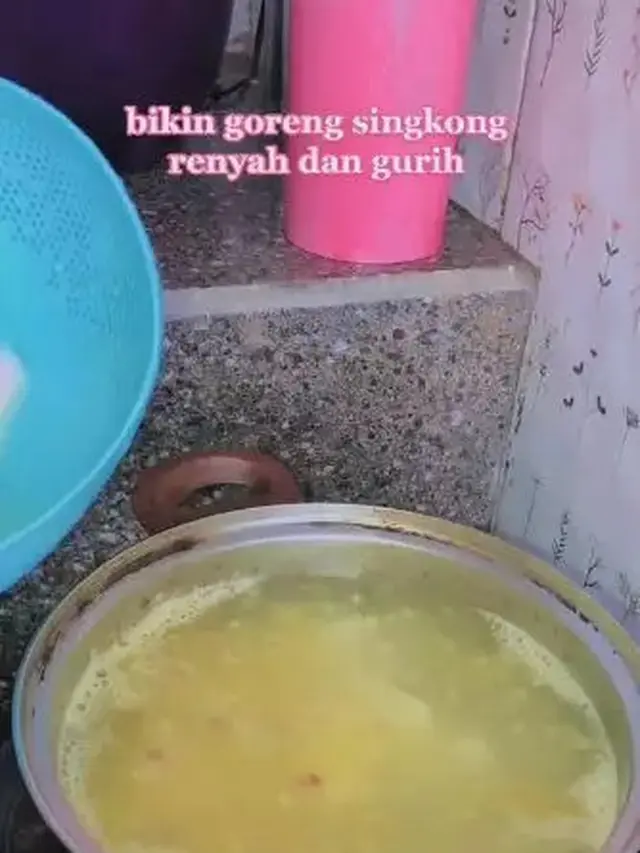 Rebus Singkong Bersama Kaldu Bubuk, Garam, dan Bawang Putih Halus