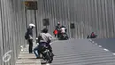 Pengendara berhenti untuk berfoto dan bersantai di terowongan lingkar luar Nagreg, Jawa Barat, Minggu (3/7). Terowongan tersebut menjadi lokasi favorit bagi pengendara untuk berfoto karena bangunannya yang unik. (Liputan6.com/Immanuel Antonius)