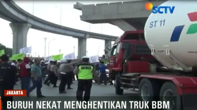 Ratusan buruh dari Serikat Buruh Sejahtera Indonesia,  yang mencoba masuk ke kawasan Pelabuhan Tanjung Priok, Jakarta Utara dihadang aparat kepolisian di depan pintu masuk.