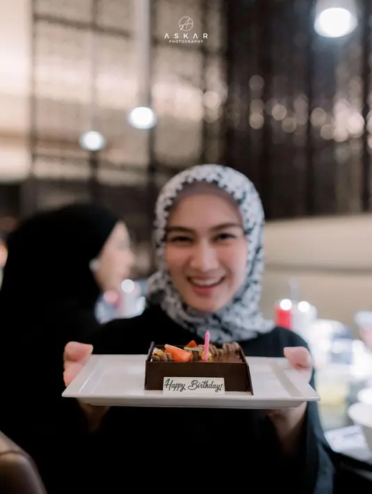 Potret cantik Melody Laksani yang mengenakan outfit hitam memadukan dengan hijab bermotif bunga. "Maaci Mamayu, Lopyu,"  tulis melodylaksani92. [Foto: Instagram/melodylaksani92]