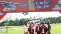  Pemenang program Cup for Worker Mi Cup ABC Nove Mianti Chandra (kedua kiri) saat akan menaiki helikopter di Jakarta, Jumat (03/6). Liputan6.com/Angga Yuniar)