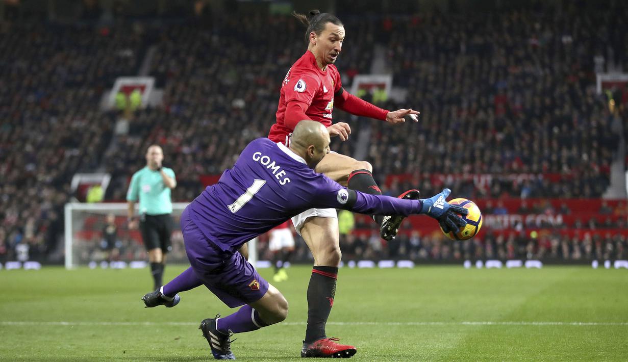 Akai pemain Manchester United, Zlatan Ibrahimovic berebut bola dengan kiper Watford, Heurelho Gomes pada laga Premier League di Old Trafford, Manchester (11/2/2017). Manchester United menang 2-0. (Nick Potts/PA via AP)