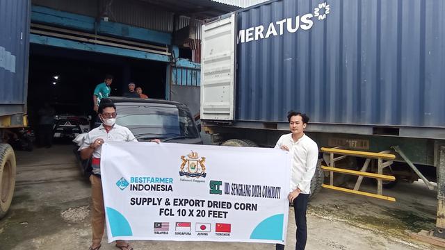 Ekspor 24,5 ton jagung kering asal Sulawesi Tenggara yang dilakukan seorang pemuda asal Kota Kendari, Steven Stenly.(Liputan6.com/Ahmad Akbar Fua)