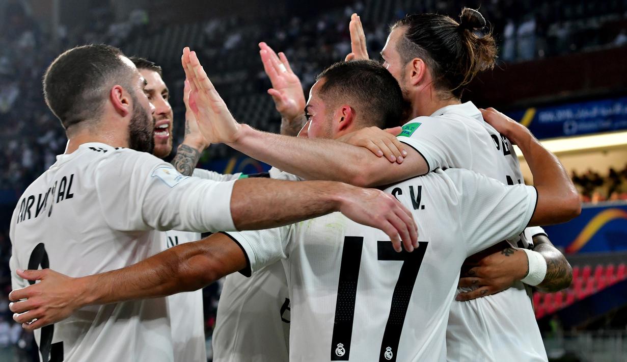 Para pemain Real Madrid merayakan gol yang dicetak Gareth Bale ke gawang Kashima Antlers pada laga Piala Dunia Antarklub di Stadion Zayed Sports City, Abu Dhabi, Rabu (19/12). Madrid menang 3-1 atas Kashima. (AFP/Giuseppe Cacace)