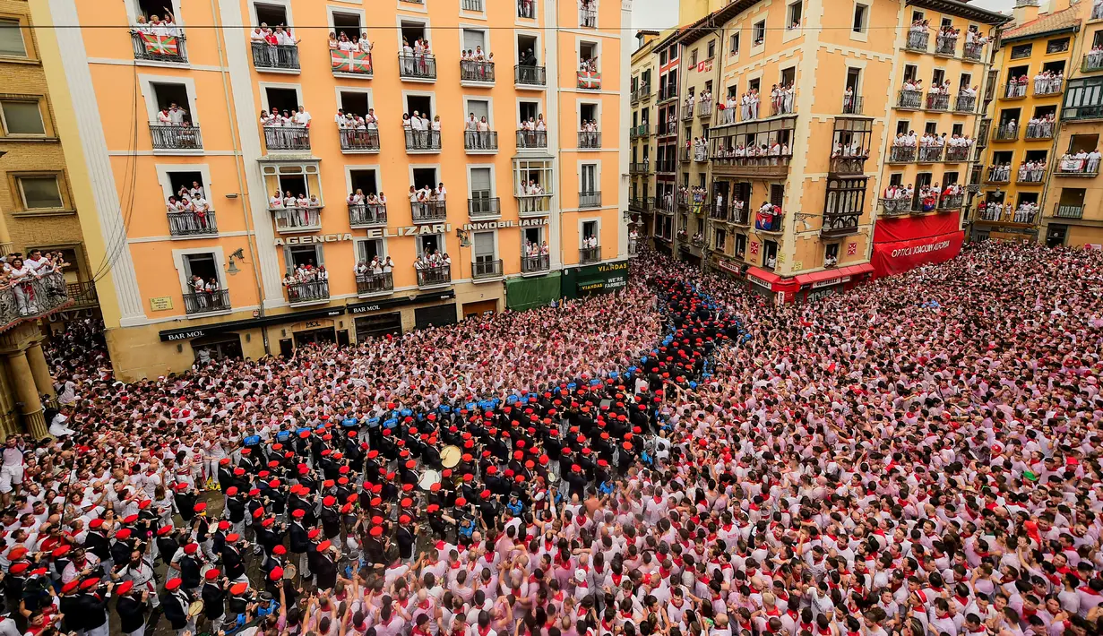 Festival ini dimulai pada siang hari tanggal 6 Juli dengan teriakan "Viva, San Fermín" dari balkon balai kota dan kemudian diikuti dengan pesta kembang api yang disebut Chupinazo. (AP Photo/Alvaro Barrientos)