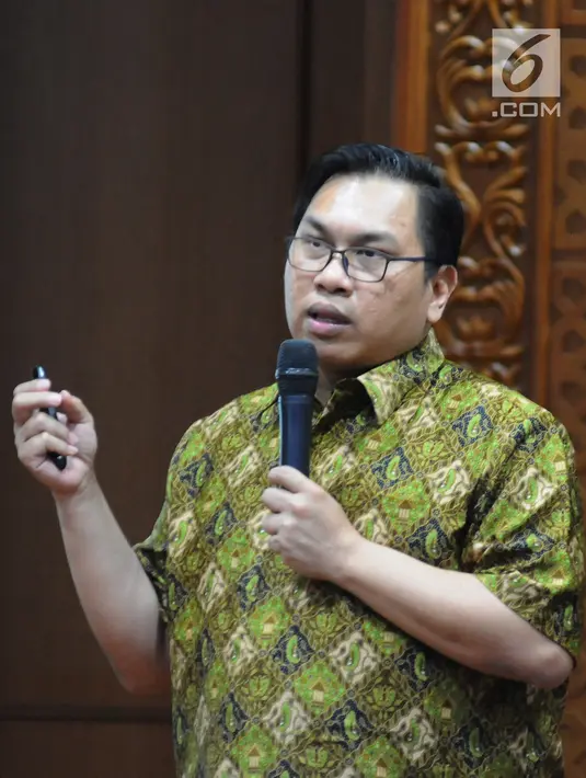 Dokter Londung Brisman memberikan paparan pada acara Round table discussion RS EMC di Jakarta, Kamis (21/3). Round table discussion RS EMC diadakan sebagai apresiasi pada para klien. (Liputan6.com/Herman Zakharia)