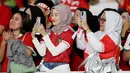Suporter wanita tampak histeris saat pemain Timnas Indonesia berkeliling lapangan setelah menghadapi Irak pada laga Grup F putaran kedua Kualifikasi Piala Dunia 2026 zona Asia di Stadion Utama Gelora Bung Karno (SUGBK), Senayan, Jakarta, Kamis (6/6/2024). (Bola.com/M Iqbal Ichsan)