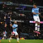 Gelandang Manchester City Rodri (kanan) menanduk bola untuk merobek gawang West Ham United pada laga Liga Inggris di Etihad Stadium, Rabu (19/2/2020) atau Kamis dini hari WIB. (AFP/Anthony Devlin)