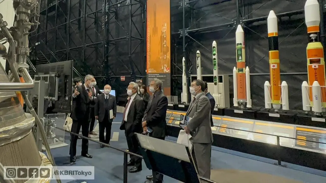 Dubes RI untuk Jepang Heri Akhmadi menyaksikan langsung pelepasan Satelit Surya-1 (SS-1) karya tim ilmuwan muda Indonesia, di Japan Aerospace Exploration Agency - JAXA) Tsukuba Space Center.(Dok KBRI Tokyo)