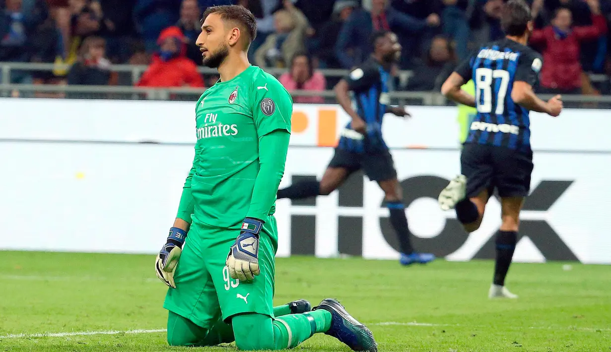 Ekspresi kiper AC Milan, Gianluigi Donnarumma usai timnya kalah dari Inter Milan pada laga Serie A di Stadion San Siro, Milan, Italia, Minggu (21/10). Gol tunggal Icardi membawa Inter Milan menang atas AC Milan. (Matteo Bazzi/ANSA via AP)