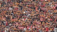 Suporter Persija, The Jakmania, memberikan dukungan saat pertandingan melawan Persiba pada laga Liga 1 di Stadion Patriot, Bekasi, Jumat  (12/8/2017).Persija menang 2-0 atas Persiba. (Bola.com/M Iqbal Ichsan)