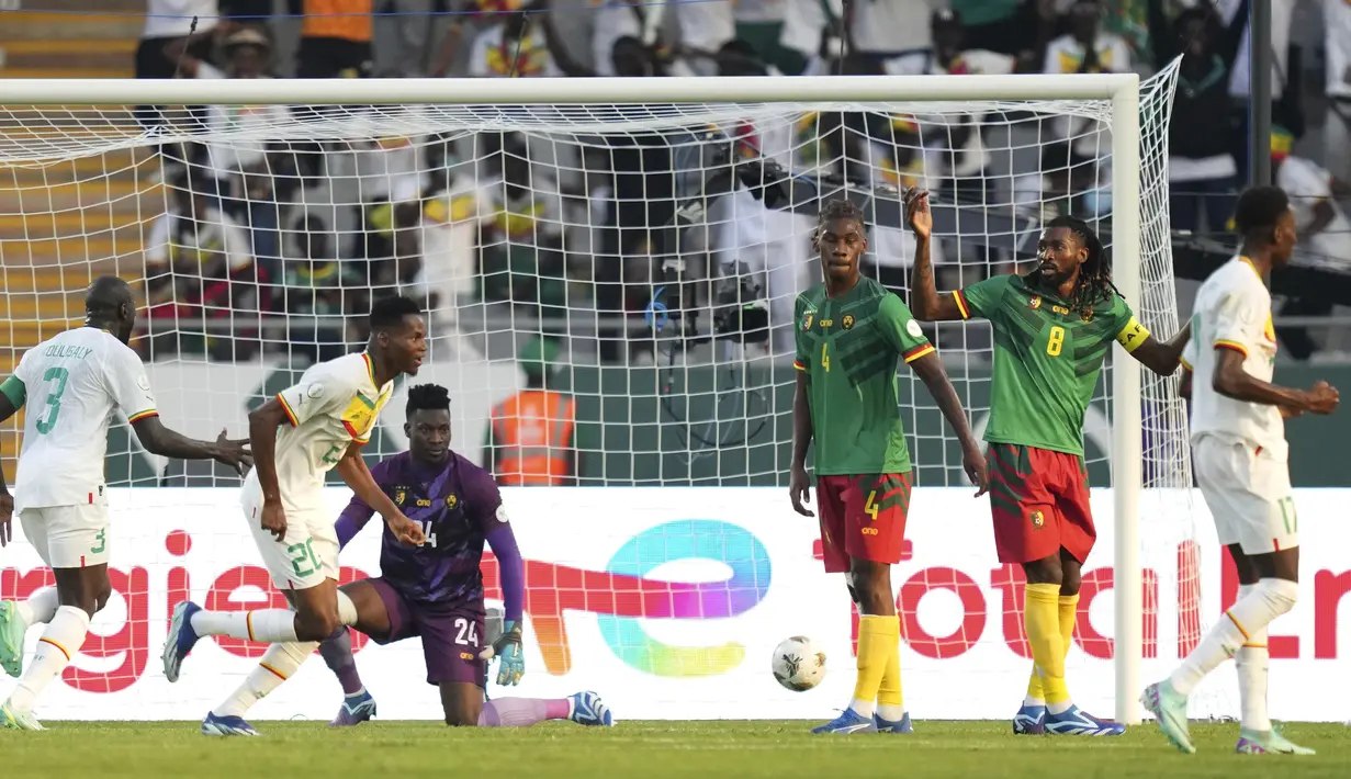 Andre Onana menunjukkan performa buruk saat membela Kamerun di Piala Afrika 2023. (AP Photo/Sunday Alamba)