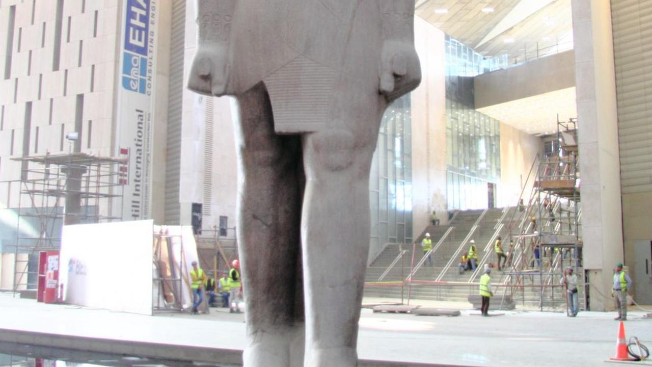 patung ramses ii