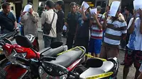 Sejumlah tersangka pencuri dan penadah serta barang bukti sepeda motor hasil curian di Mapolres Madiun. (ANTARA)