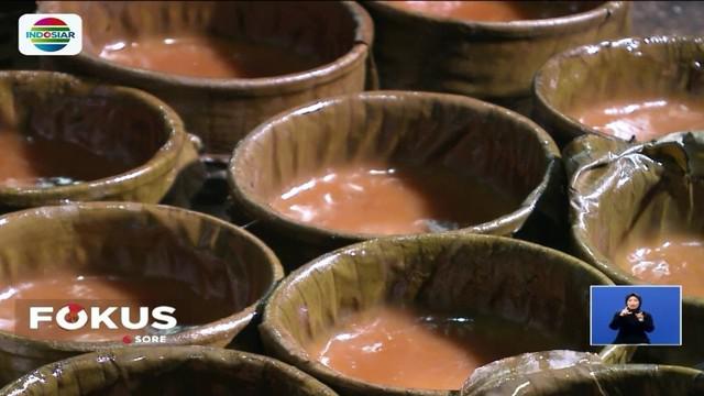 Selain itu, kue keranjang wajib ada saat perayaan tahun baru Imlek dan Cap Go Meh, karena termasuk 12 macam kue untuk persembahan pada leluhur.