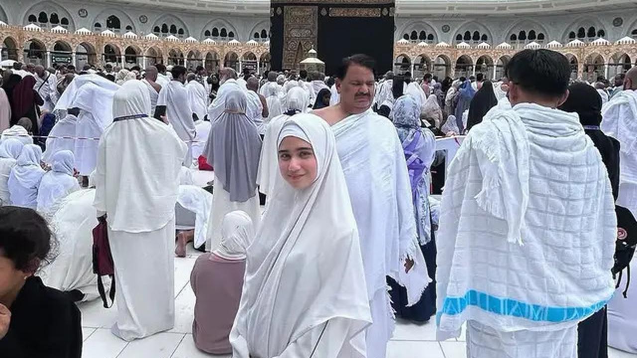 7 Potret Artis Lebaran 2025 di Tanah Suci, Bella Saphira hingga Adipati Dolken