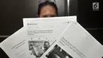Anggota Gerakan Pita Kuning Kolaborasi Millenial Nusantara menunjukkan dokumen berisi artikel pemberitaan terkait meninggalnya petugas KPPS di Kantor Komnas HAM, Jakarta, Kamis (2/5/2019). Gerakan Pita Kuning mendesak Komnas HAM mengusut meninggalnya ratusan petugas KPPS. (merdeka.com/Iqbal Nugroho)