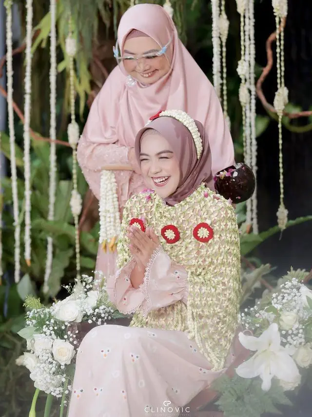 12 Detail Penampilan Ria Ricis di Momen Siraman, Anggun Berkebaya