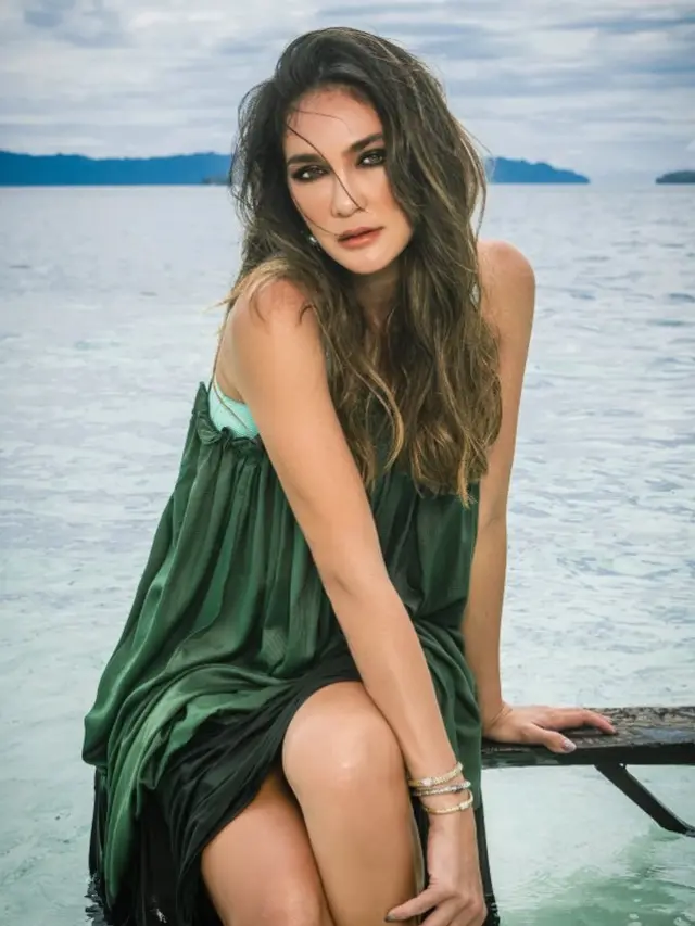 Pilihan Gaun Warna Hijau ala Luna Maya