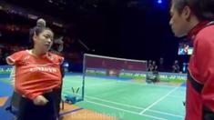 Video cuplikan pertandingan semifinal tungal putri All England 2016 saat Nozomi Okuhara juara All England 2016 berhadapan dengan Carolina Marin. Saat Jeda pertandingan, Okuhara tanpa ragu berganti pakaian di pinggir lapangan.